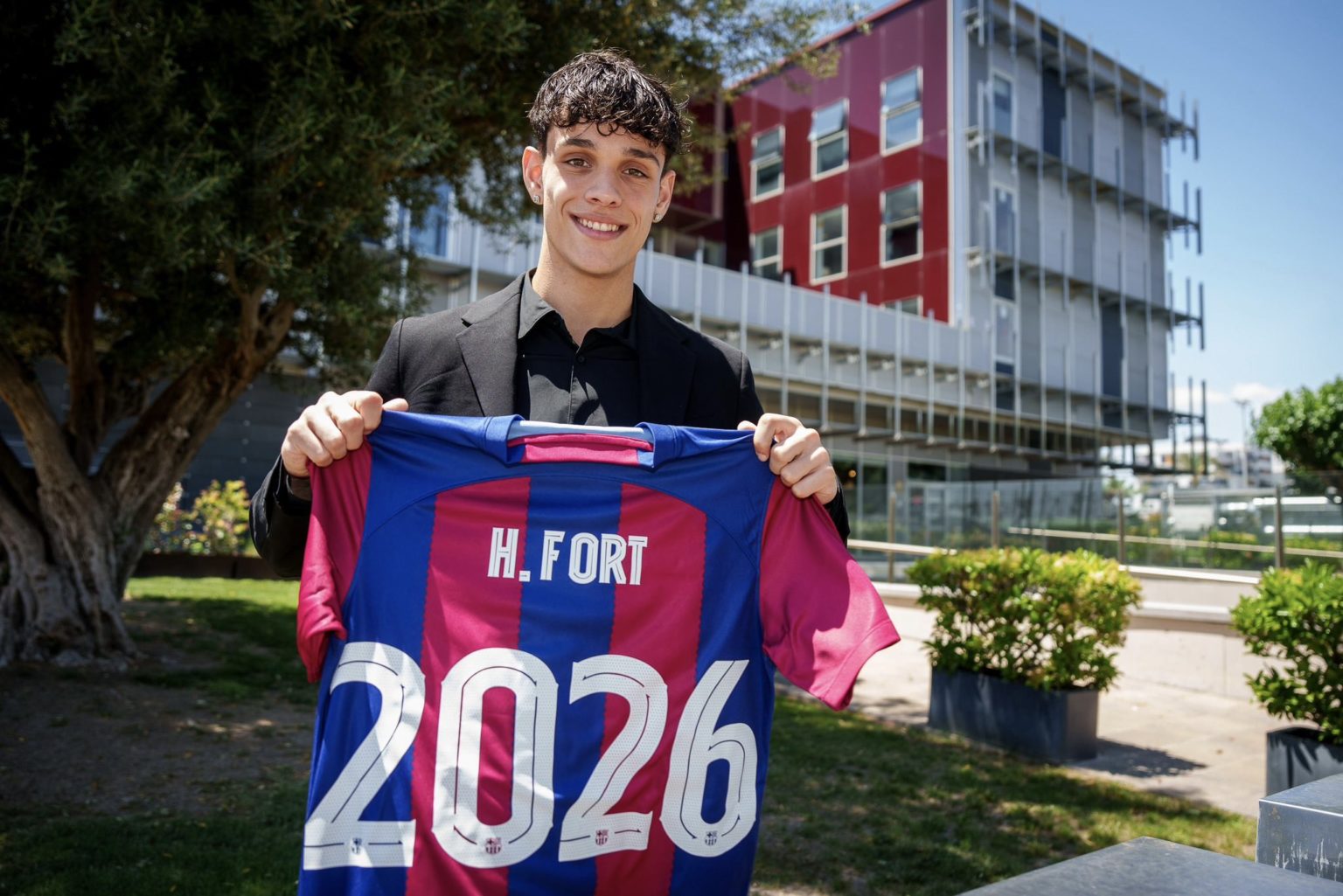 Héctor Fort renews with FC Barcelona until 2026 Another emerging